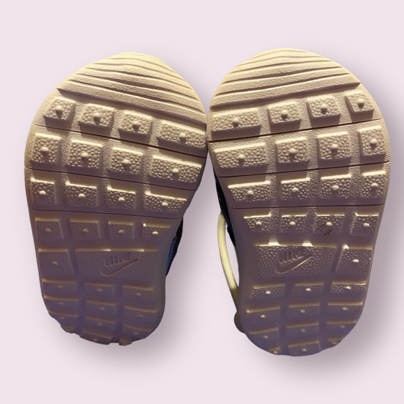 Baby Nike Roshe One Boots - Picture 5 of 6